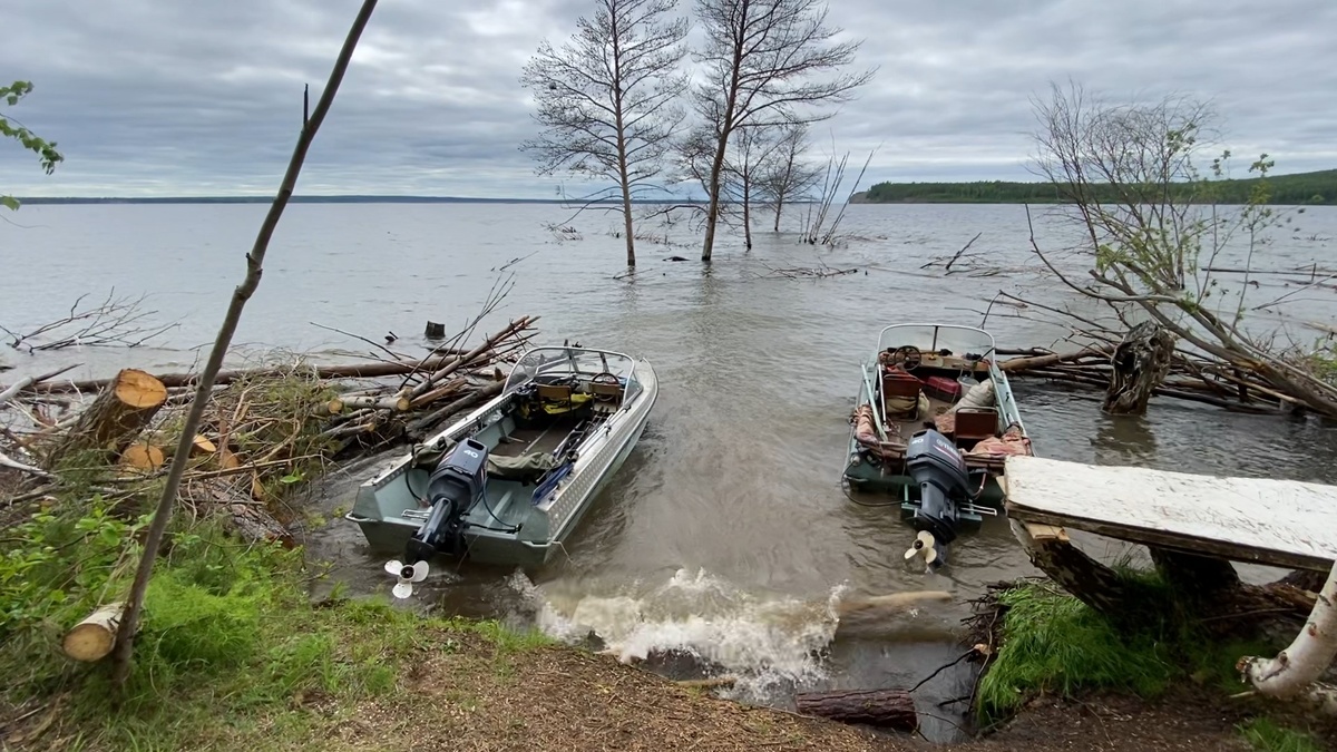 Причалили к берегу.