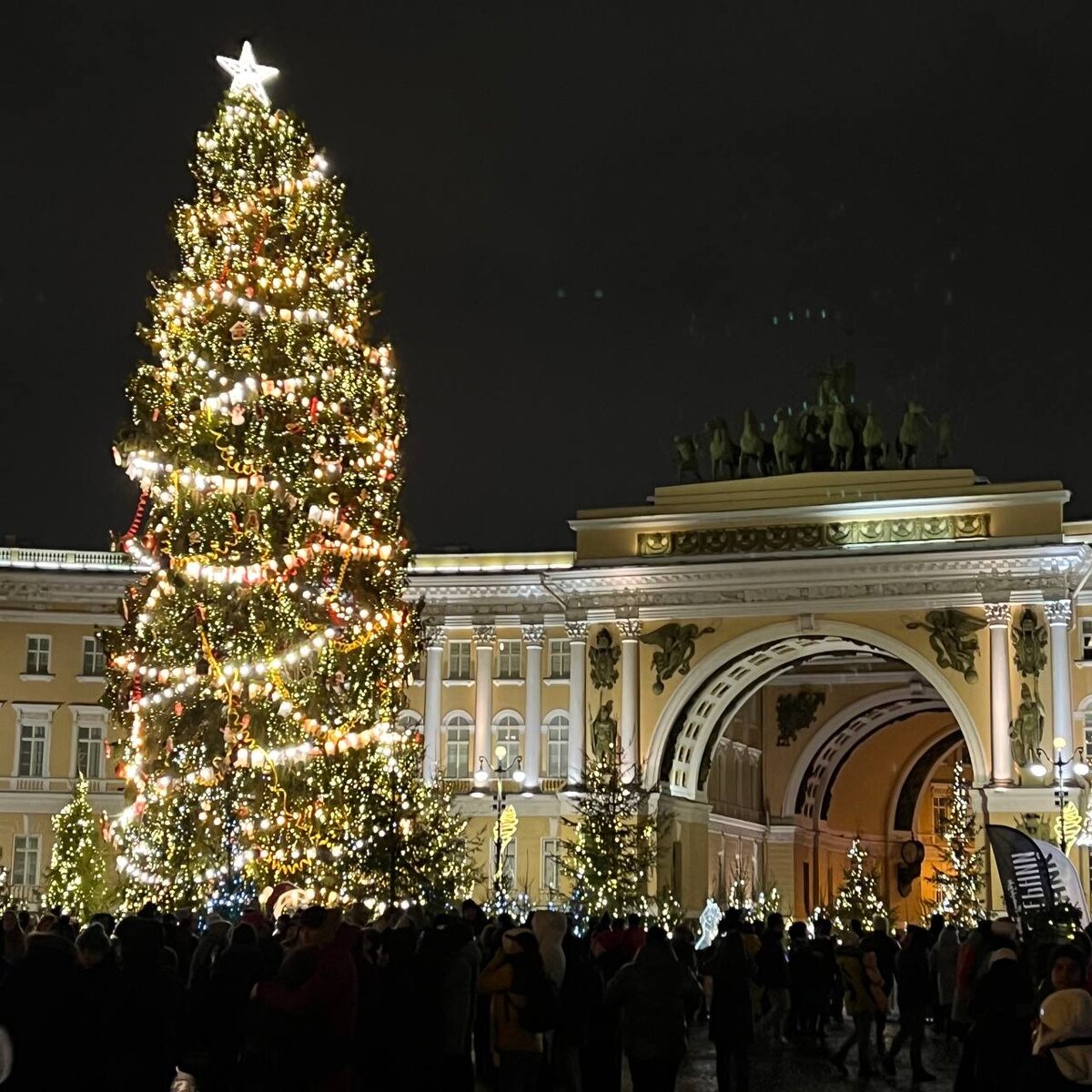 Дворцовая площадь 2024 год. Несколько дней до нового года, атмосфера сказки. 