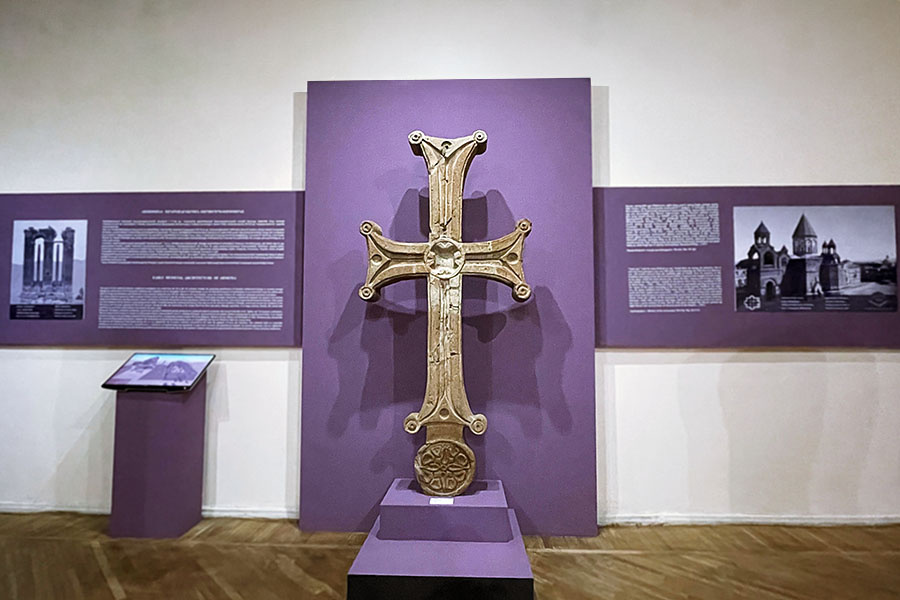 В Музее истории Армении хранится этот каменный крест из туфа VII века, родом из древних руин Двина. Изображение: Veidehi Gite