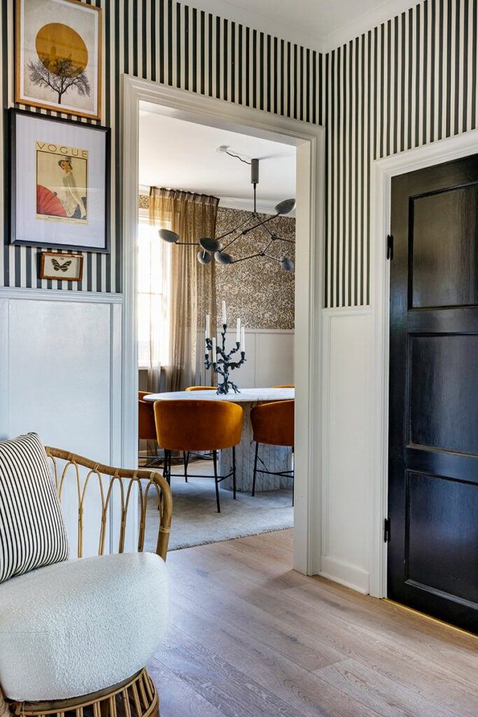 Внутренний зал оклеен обоями «Полоса» от Farrow & Ball.