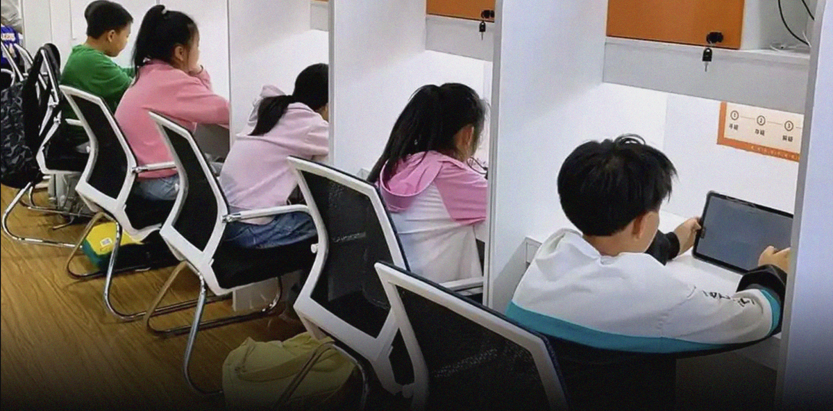 Просто ребенок сидит с планшетом, даже не за компьютером