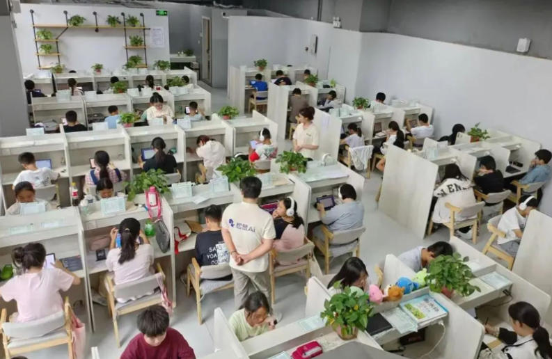 Там есть администраторы, которые ходят и решают технические вопросы