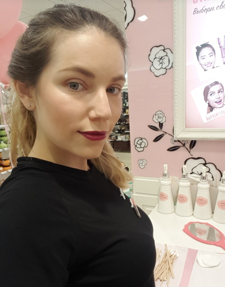 У меня на столе всегда было чисто и эстетично. Палочки, тюбики, розовое зеркальце)