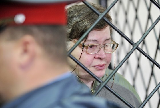    Мать лидера банды Сергея Цапка Надежда, которую повторно судят по обвинению в мошенничестве, на заседании Кущевского районного суда Краснодарского края, 2013 год