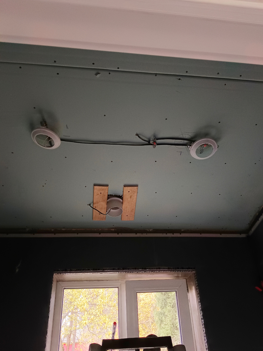 места для ламп и вытяжки готовы