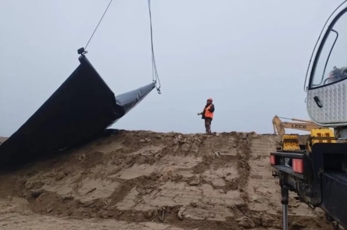    В Семикаракорске мазутный песок из Анапы накрыли защитной гидроизоляцией