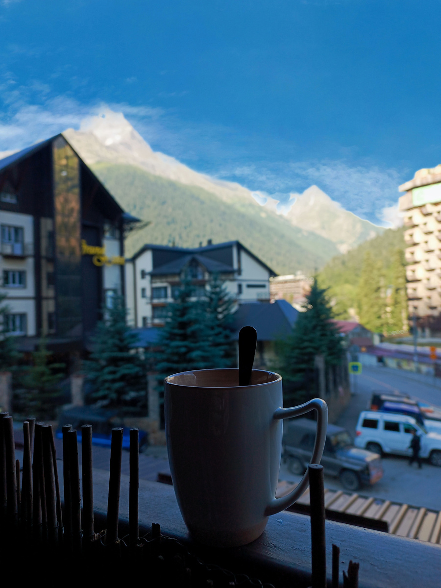 Утро в Домбае. Кофе и потрясающие виды! Мммм... вкусно))))