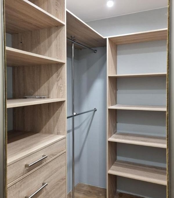 Фото старой гардеробной не нашла, но она была и по размеру и по функционалу один в один 