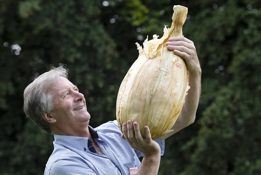 Гарет Гриффин «Причина, по которой мне нравится выращивать гигантский лук, заключается в том, что даже огромный лук всё ещё выглядит как обычный лук, но просто огромный.»