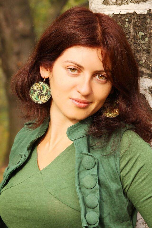 Валерия Пустовая – литературный критик, прозаик. Родилась в 1982 г. в Москве. Окончила факультет журналистики МГУ имени М.В. Ломоносова. Кандидат филологических наук по специальности «Журналистика». Автор книг критических статей, очерков и эссе «Толстая критика. Российская проза в актуальных обобщениях» (М.: РГГУ, 2012) и «Великая легкость. Очерки культурного движения» (М.: РИПОЛ классик, 2015). Автор книги автобиографической прозы «Ода радости» (М.: Эксмо, 2019). Лауреат Горьковской литературной премии (2005), премии «Дебют» (2006), премий журналов «Октябрь» (2006) и «Новый мир» (2007), Новой Пушкинской премии (2008). Финалист премий «Неистовый Виссарион» (2020, 2022 и 2023) и «Волга/НОС» (2020).