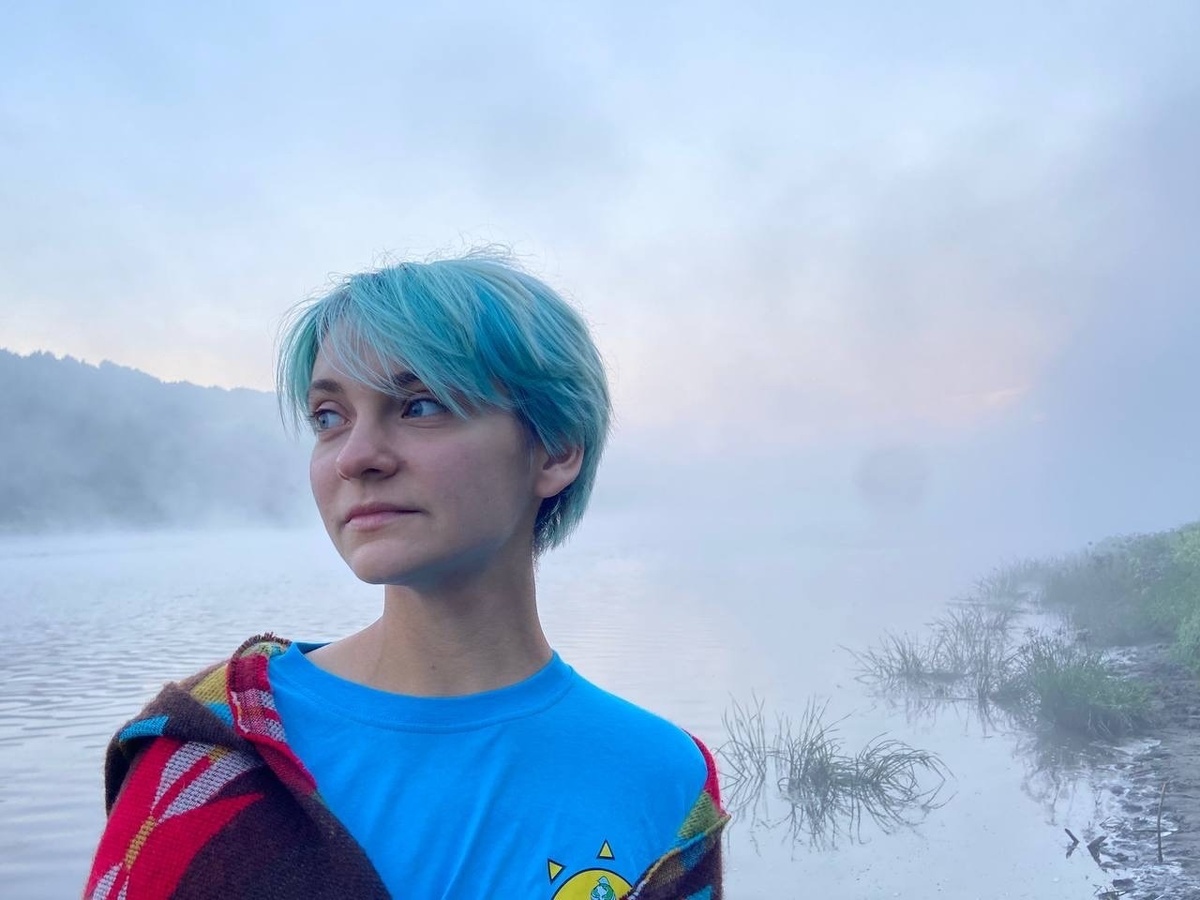 Анастасия Максимова – художница, прозаик. Родилась в Туле, живет в Санкт-Петербурге. Обучается в Санкт-Петербургской художественно-промышленной академии им. Штиглица. Публиковалась в журнале «Четырехлистник».