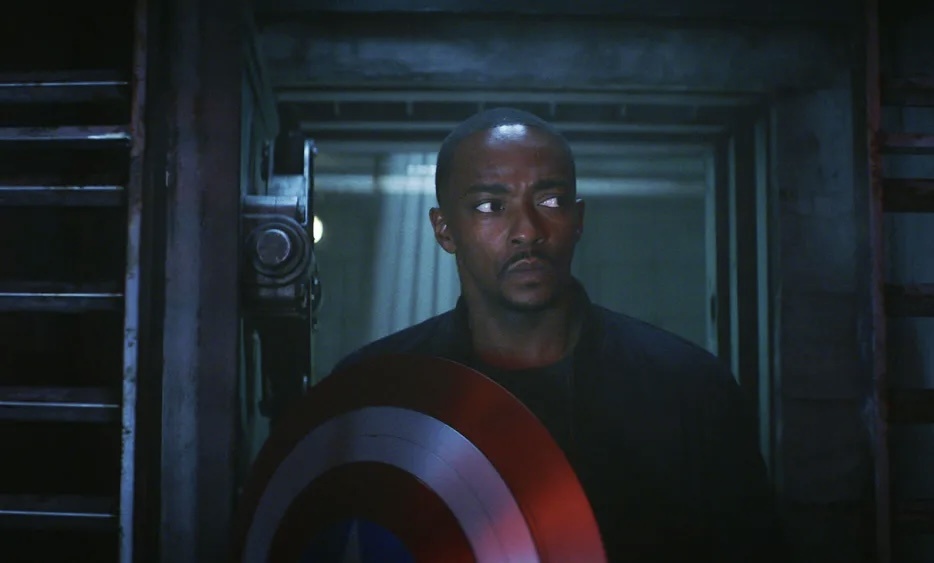 Энтони Маки в роли Сэма Уилсона/Капитана Америки в фильме "Капитан Америка: О дивный новый мир", ЛЮБЕЗНО ПРЕДОСТАВЛЕННОМ MARVEL STUDIOS.