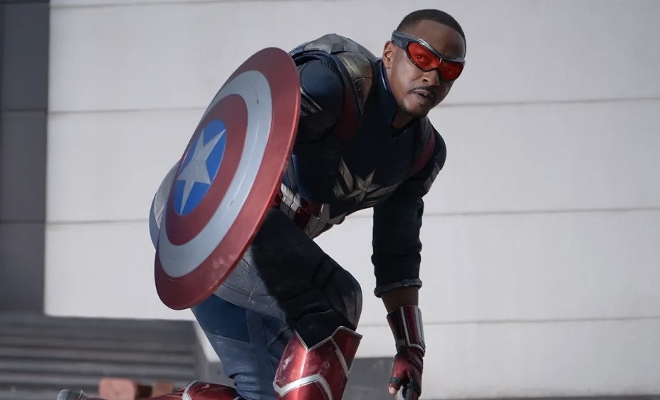 Энтони Маки в роли Сэма Уилсона/Капитана Америки в фильме студии Marvel "Капитан Америка: о дивный новый мир".