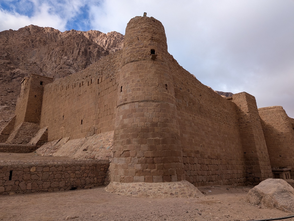 Стены монастыря