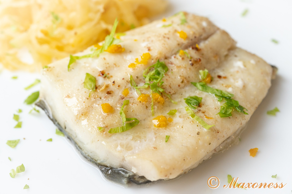 Камбала с салатом из репы с яблоками