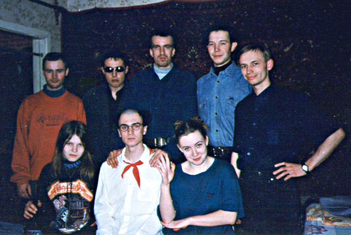 Тусовка "Южный Урал" 2000г. Верхний ряд: Сергей ЛОМ Зикунов, Денис ДЭН (ЛОБ), Тимур ПАН Тимашев, ..., Борис БО Бородулин. Нижний ряд: ..., Павел МУЛЬ Мулявко, ...