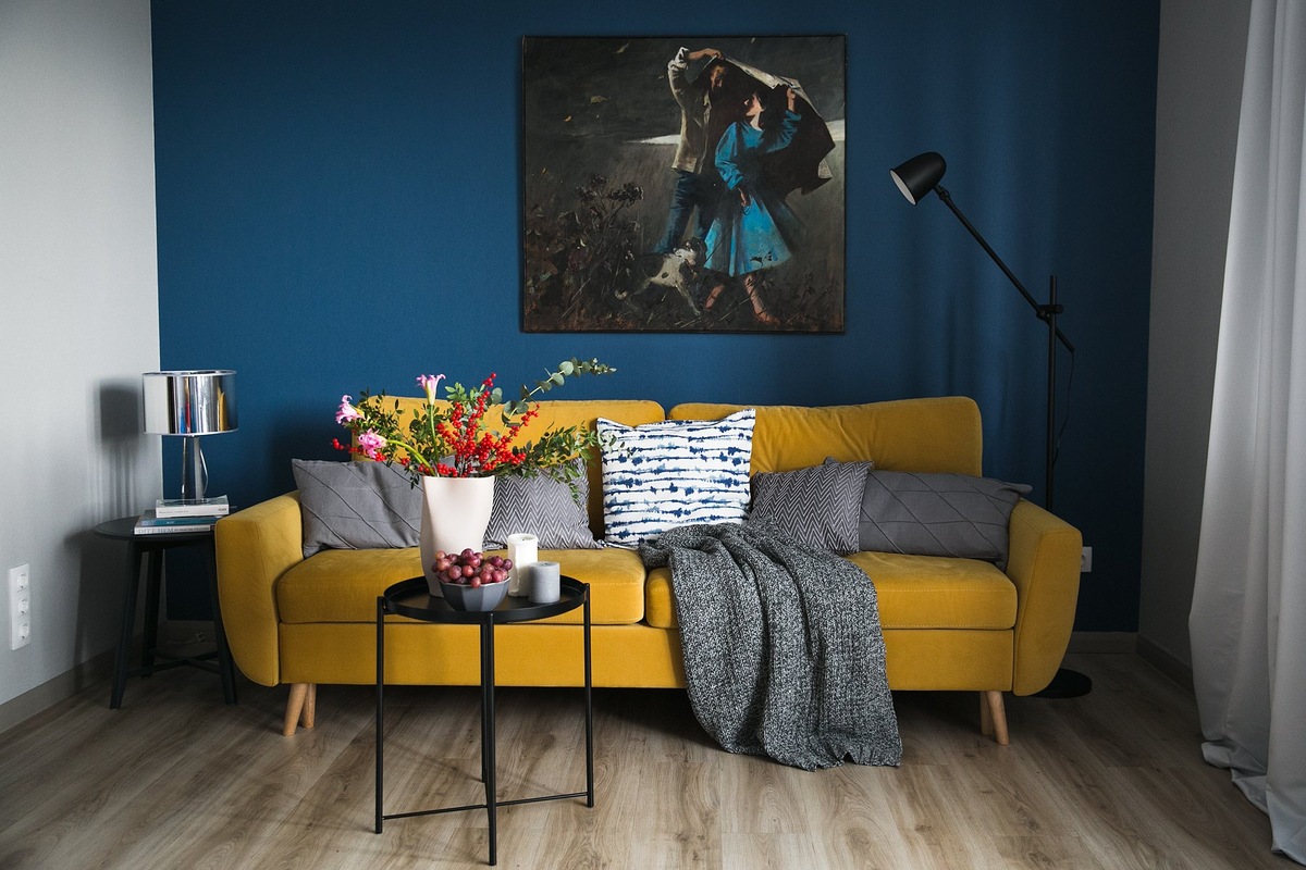 Яркие краски в интерьере (фото: divan.ru)