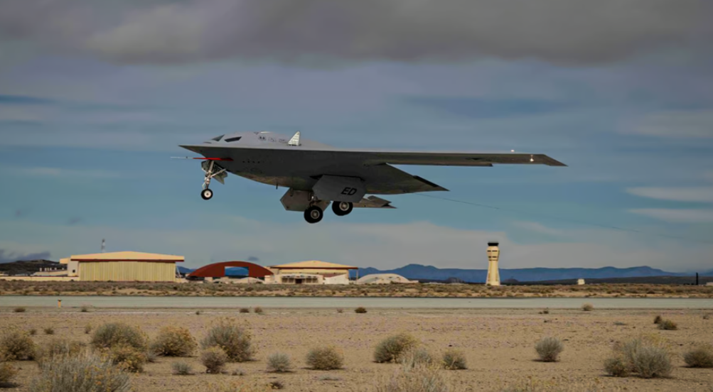 Полтора года бомбардировщики только летают. Не было ни стрельб, ни каких-то других серьезных тестов. Никто даже не смог толком сказать, чем Райдер отличается от В-2Spirit после модернизации, которые летают примерно раз в два года. Фото Нортроп Груман. 