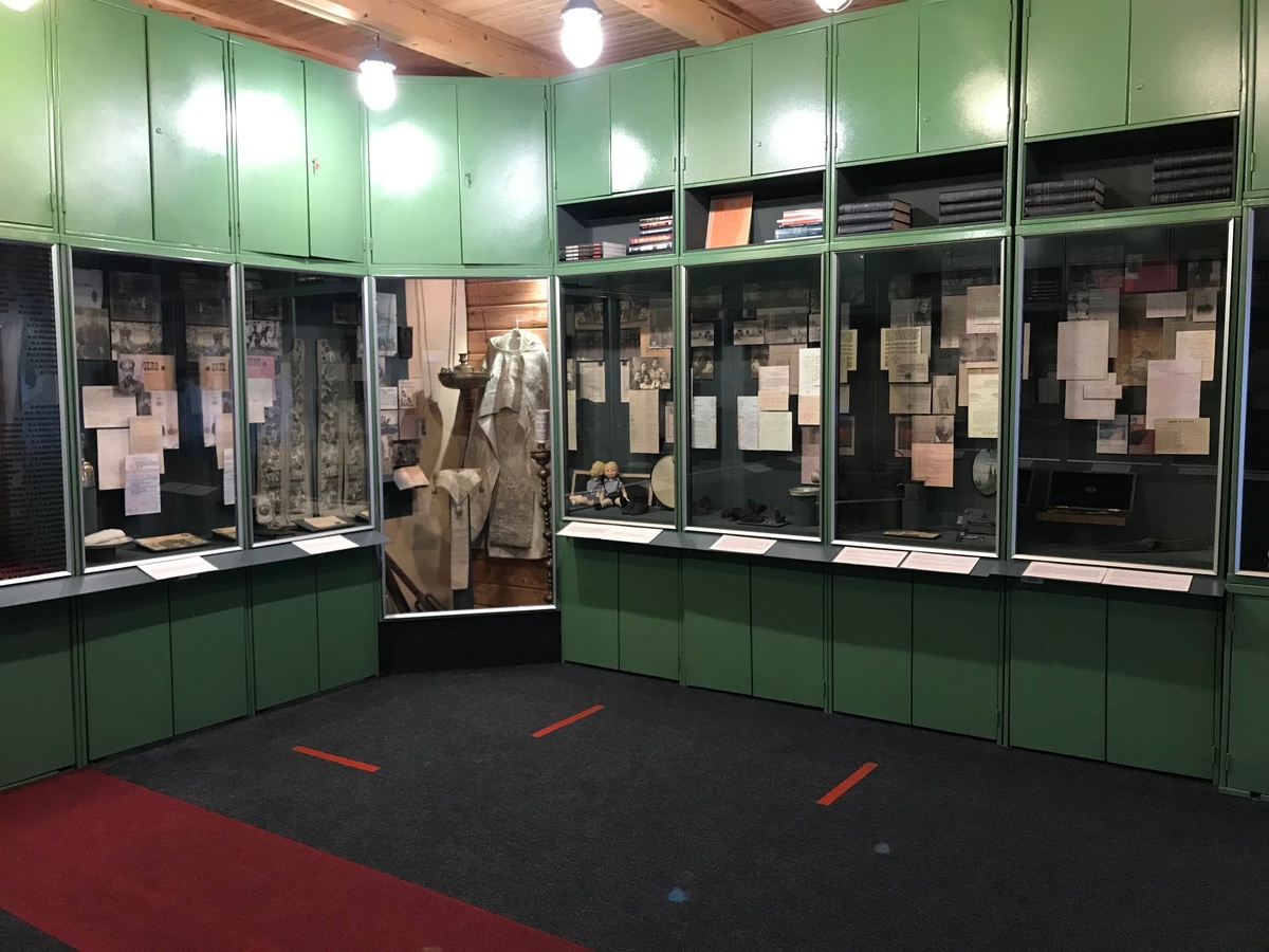 Общий вид на витрины одного из залов. 