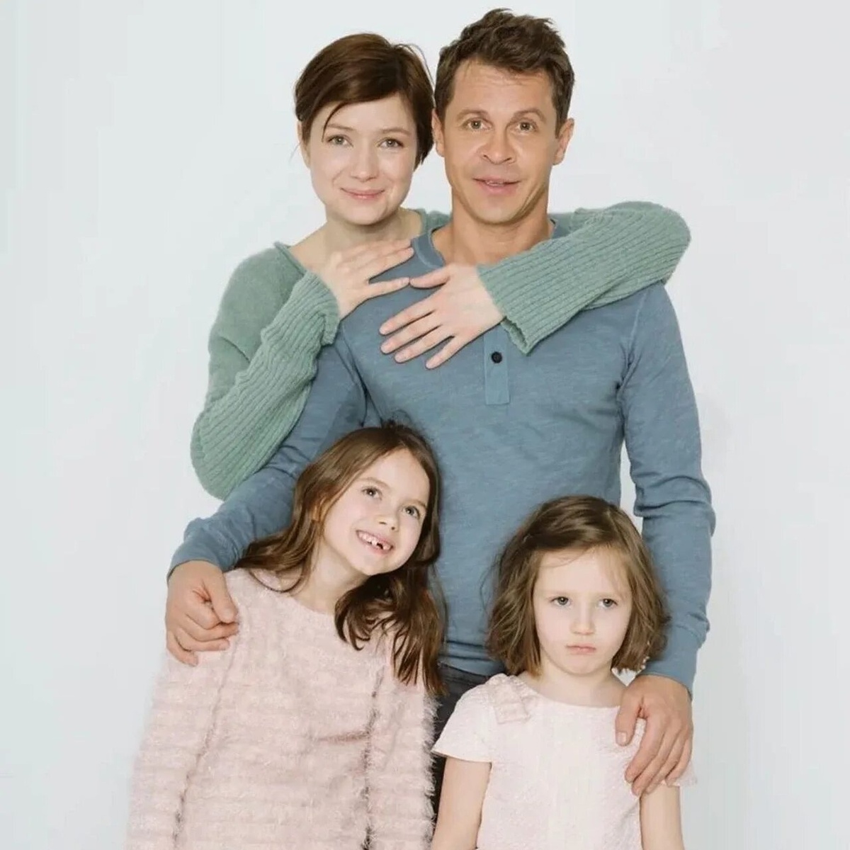 Павел Деревянко с Дарьей и дочками