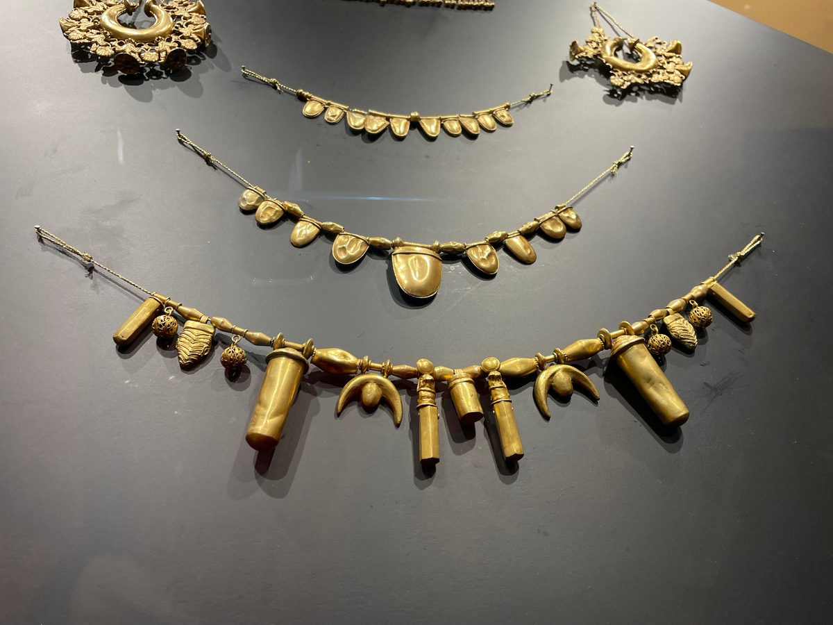 На фото - реплики из Алиседы