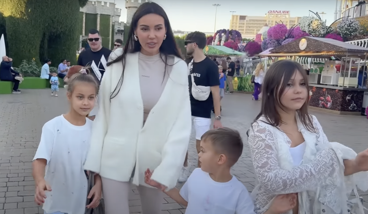    Оксана Самойлова с детьми. Фото: Youtube / @samkidshouse