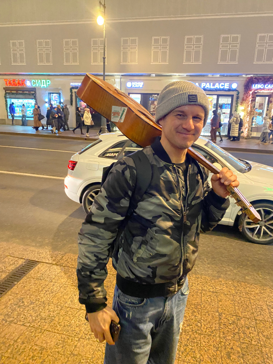 Семен Томилов с гитарой идет с Циферблата