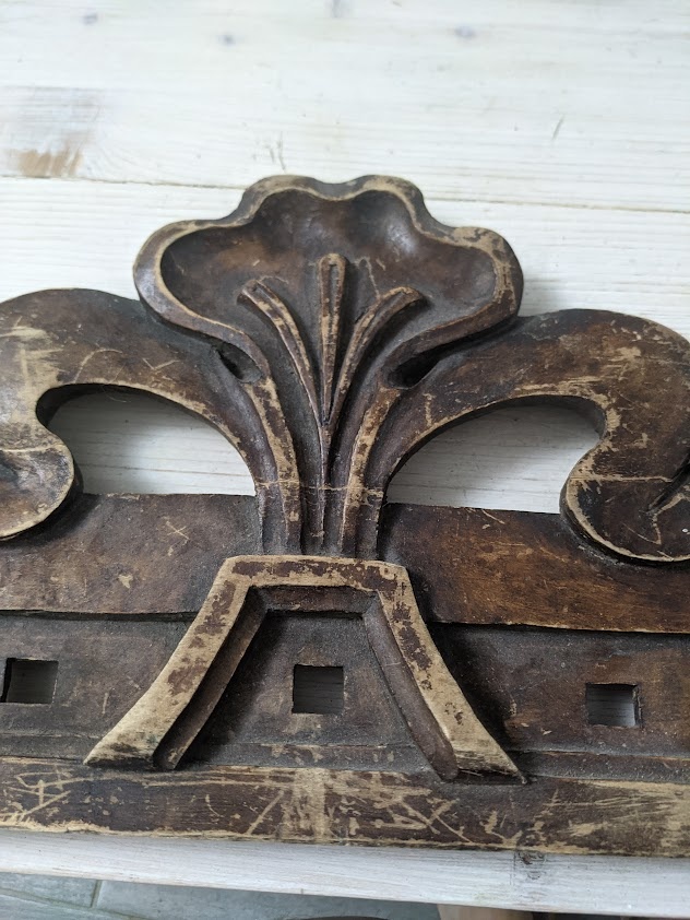 корона от буфета в исходном виде - тут уже склеена отломленная верхушка