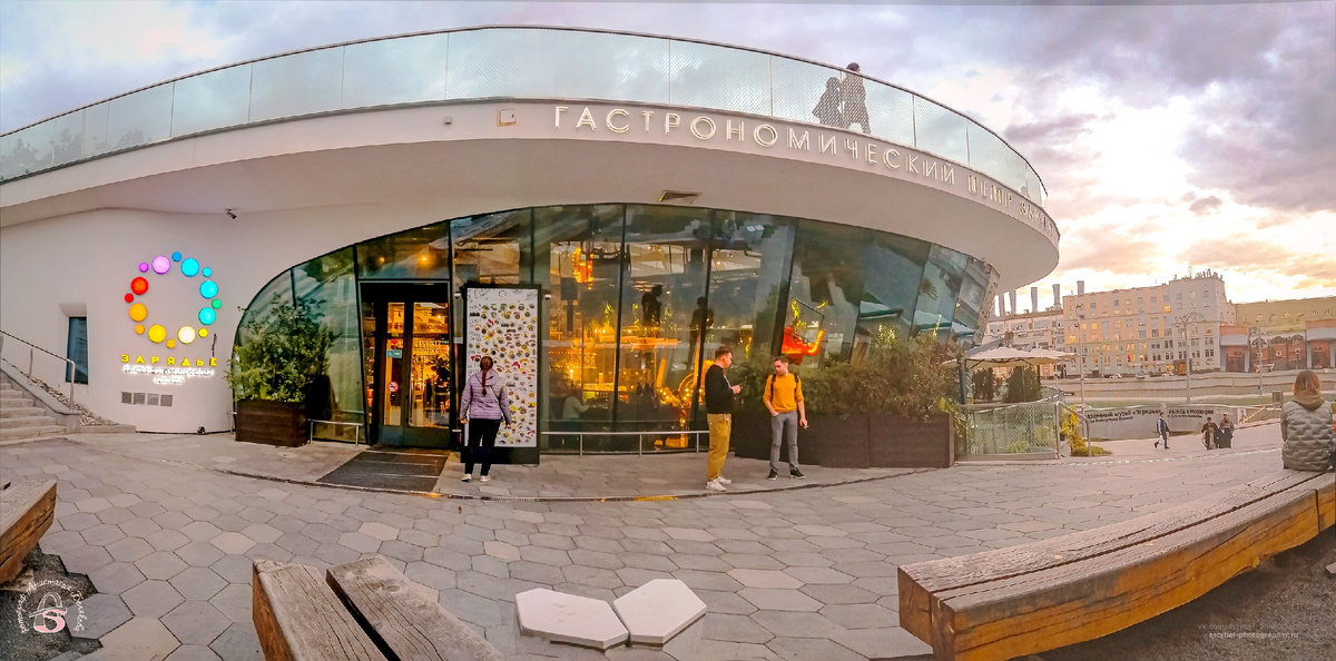 Гастрономический ресторан "Зарядье"
панорама из 3 горизонтальных кадров 
г. Москва, Зарядье
Снято на телефон Honor 10i: 2.10.2023 года в 17:44
Фотограф: Анастасия Белякова