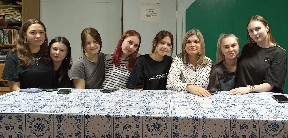 На фото: третья справа замдиректора ДГЭТ Дутчак М. В. и студентки (слева направо): К. Шингарёва, В. Кошляк, Т. Кукарцева, З. Богданова, П. Прокопьева, К. Дюбанова, К. Иваныкина.
