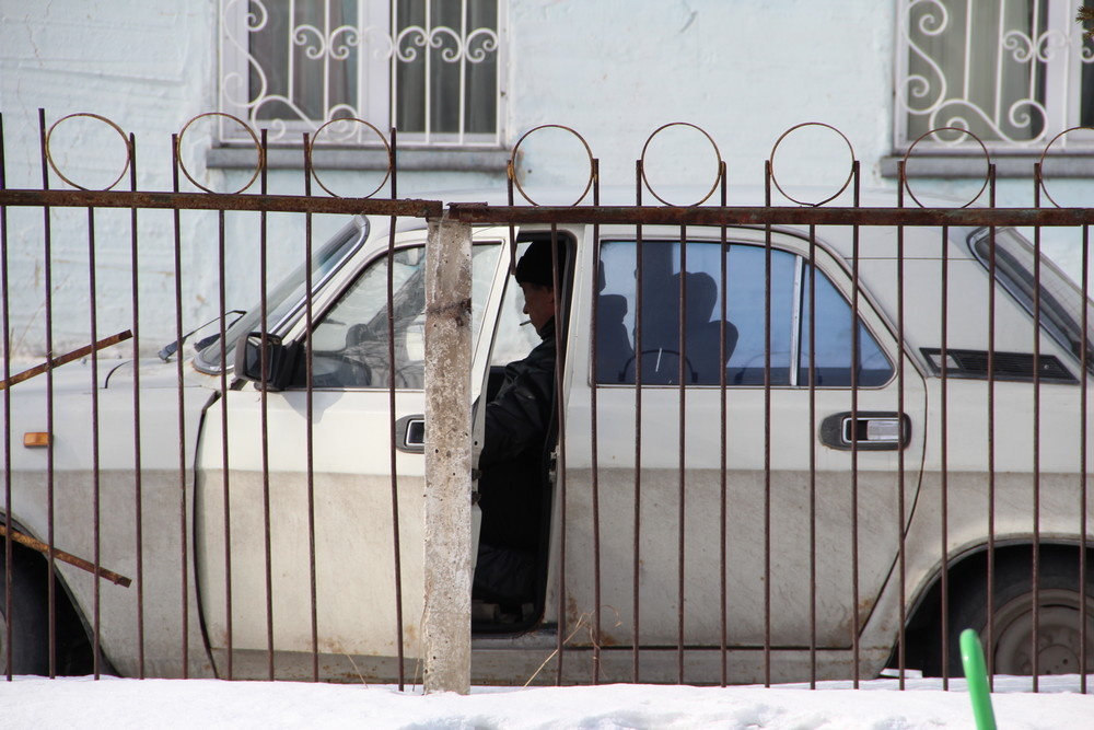 На фото, наверное, единственном, где отец в своей «Волге». 16 марта 2014 года. Я играю с сыном Ильёй на детской площадке возле родительского дома в Евсино.