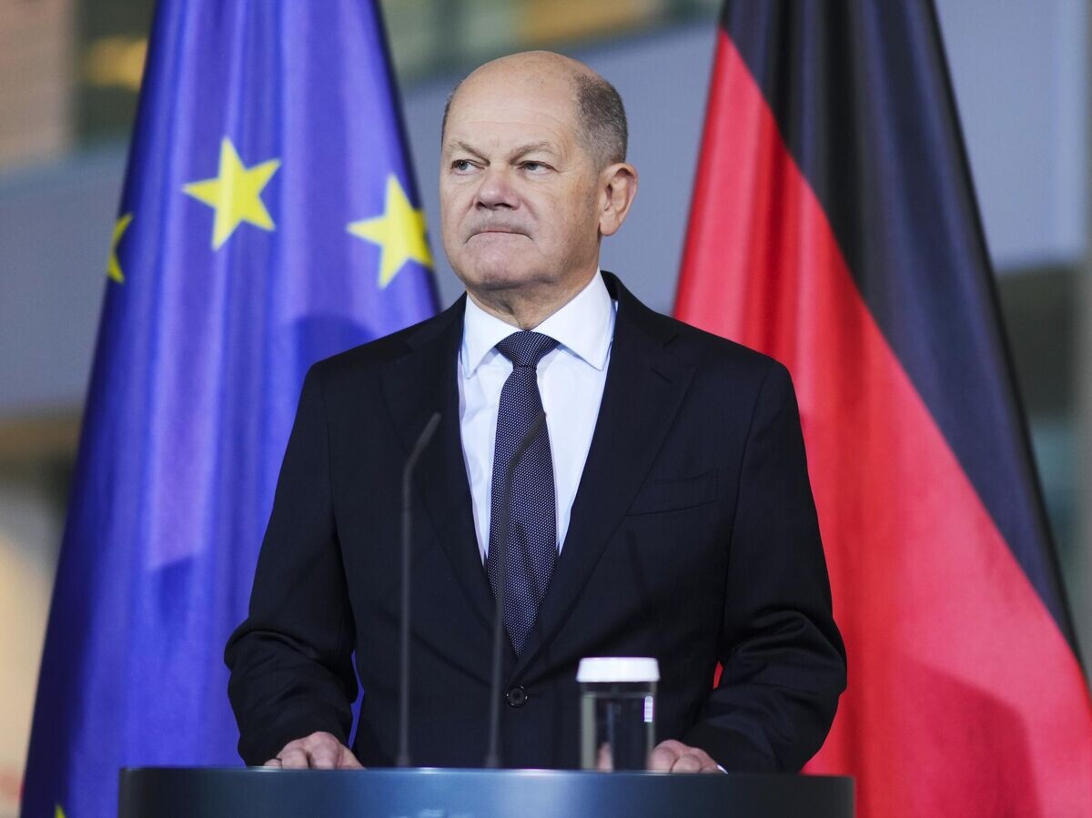    Канцлер Германии Олаф Шольц делает заявление в Берлине после официального запроса о вотуме доверия в парламенте© AP Photo / Markus Schreiber