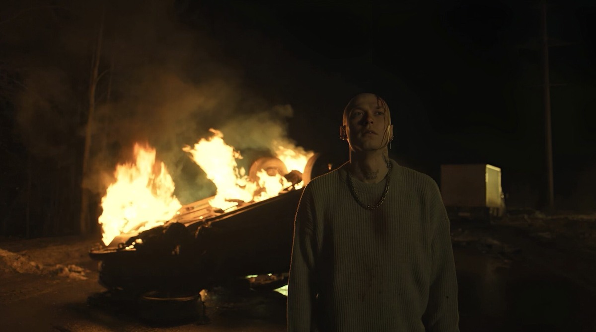    Эпатажного учителя музыки сыграл Юра Борисов. Фото: кадр из сериала