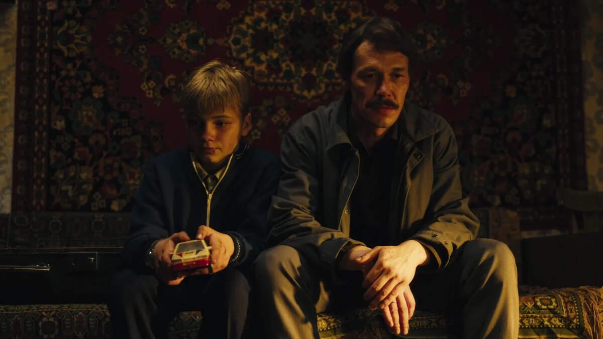   История киллера и его сына покорила зрителя в 2024 году. Фото: кадр из сериала