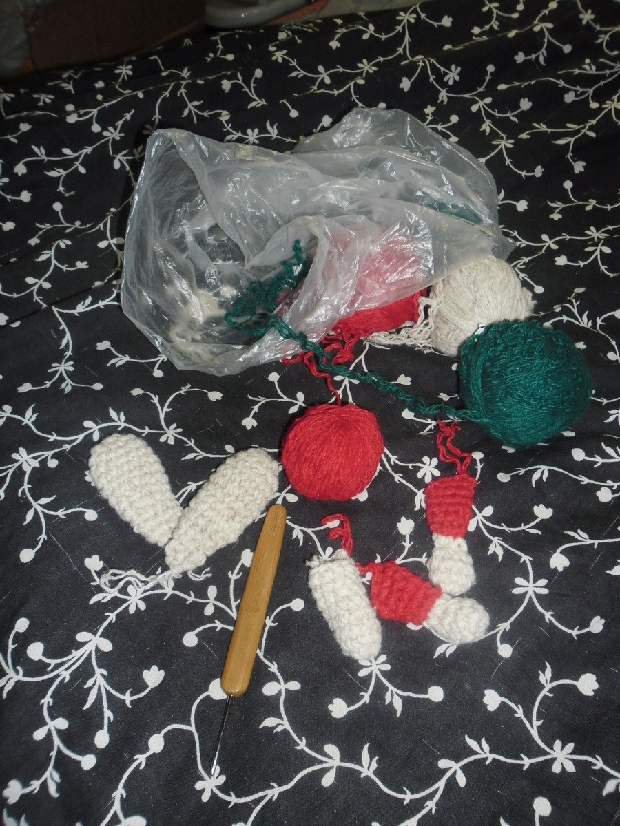 соседская девчуля - стучит , принесла кулек с непонятными перемотаными нитками, просит - Марина свяжи мне зайку ...Принес бы такое взрослый , сказала бы ему все что думаю ...без цензуры..ну а раз Никуша , молча взяла , сказала жди..два дня на меня смотрели косо и спрашивали где мой зайчик, утром унесла даже не счелкнула  фотиком..Связала по мастер классу -" ярморочныя зайка"мастер Наташа с канала " вязули от мамули", космическая женщина плюшка в ее волшебных руках превращается в милые игрушки.