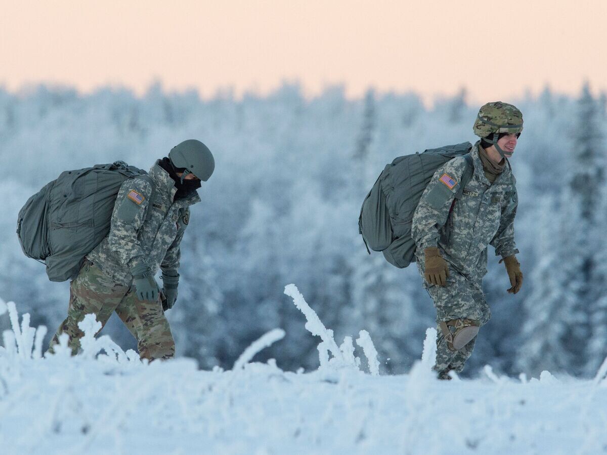 Американские военные во время учений на АляскеCC0 / U.S. Air Force photo by Alejandro Pena /