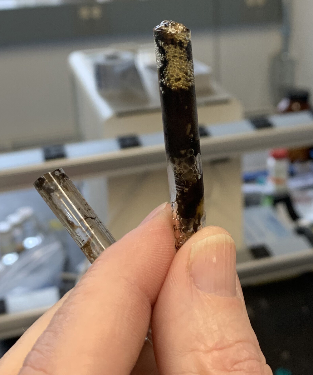 В ходе лабораторных экспериментов нагревались и создавались давления в трубках с органикой, производя азот и метан — газы, необходимые для поддержания атмосферы Титана.    
 Фото: Southwest Research Institute  📷
