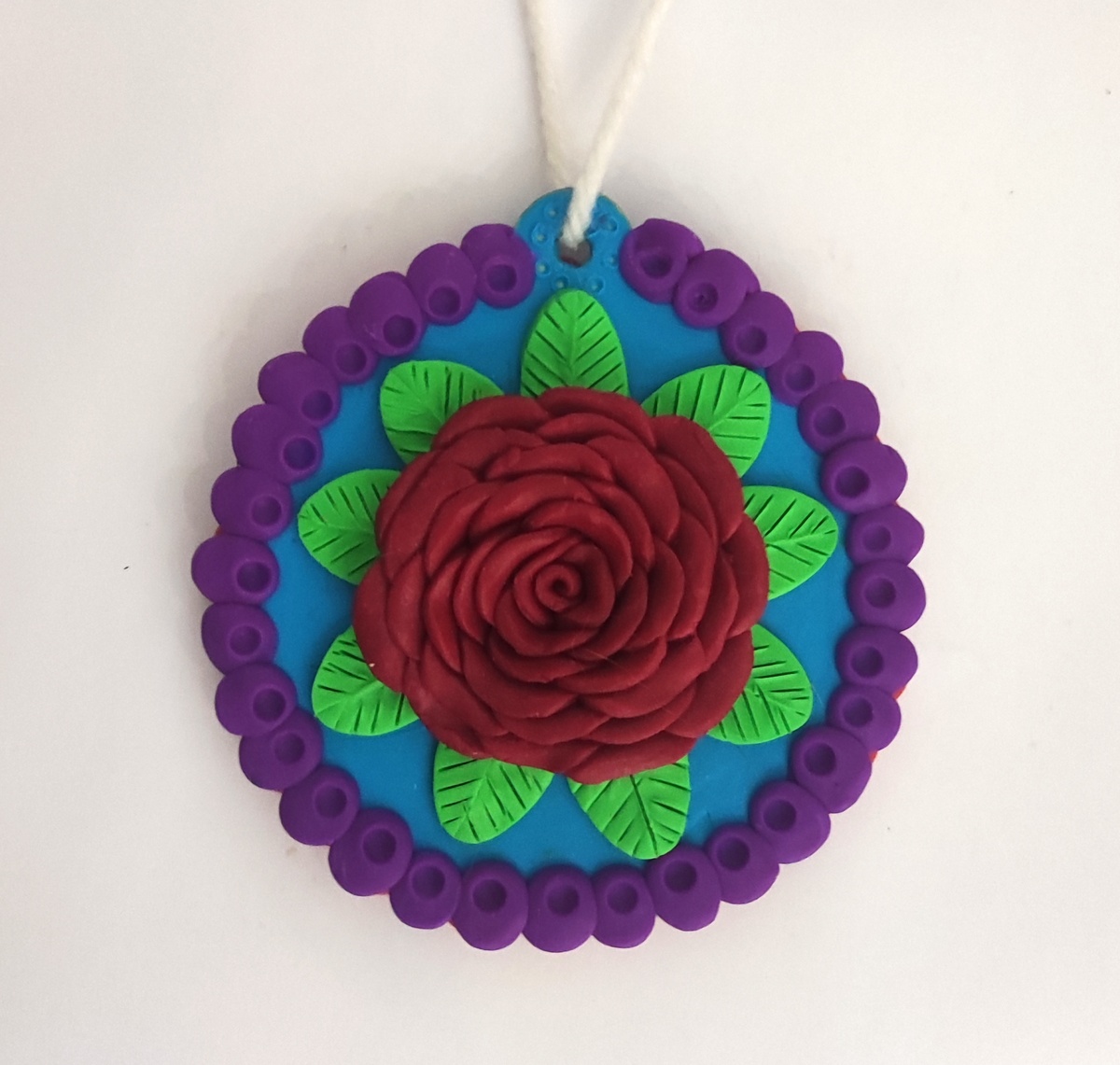 Готовый вариант аппликации - подвески из пластилина на деревянном кругу на канале Лепим с Таней.