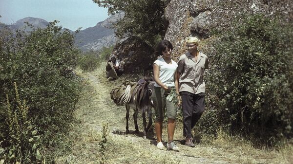    Кадр из кинофильма "Кавказская пленница" (Киностудия "Мосфильм", 1966 год). Режиссер Леонид Гайдай. В роли Нины актриса Наталья Варлей, Шурик - Александр Демьяненко.© РИА Новости . Чигляков