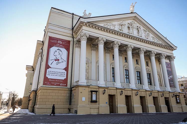    Наиболее остро проблема дефицита билетов в театр им. Джалиля встает дважды в год — зимой и весной, в канун брендовых фестивалей театра — оперного Шаляпинского и балетного Нуриевского.   
Фото: Андрей Титов