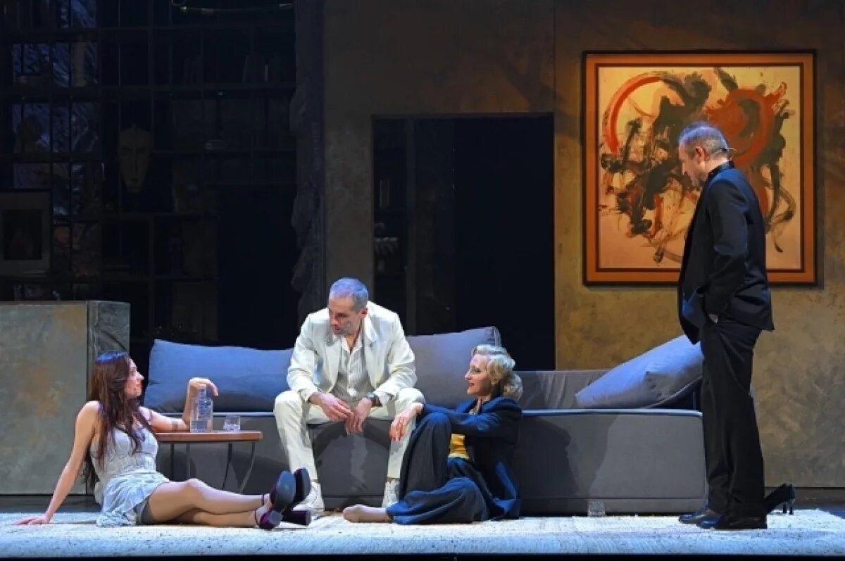    Две пары собираются поздней ночью в одном доме, чтобы поиграть.