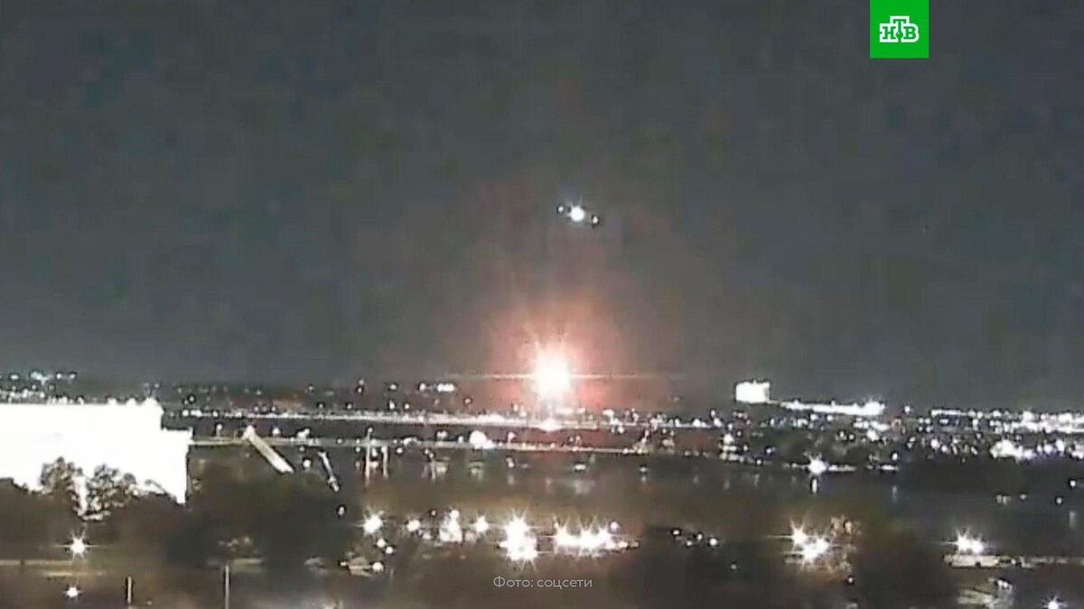    Военный вертолет столкнулся с гражданским самолетом в США