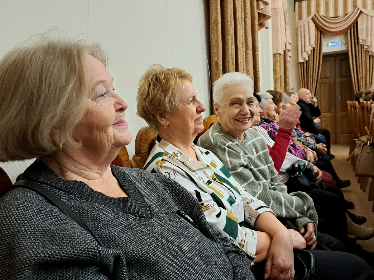 На переднем плане – Татьяна Минаева, не скрывающая своего удовольствия при выступлении ансамбля из родного ей Шуиста