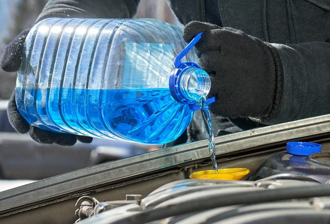 Залив незамерзающей жидкости в машину. Источник фото kp.ru