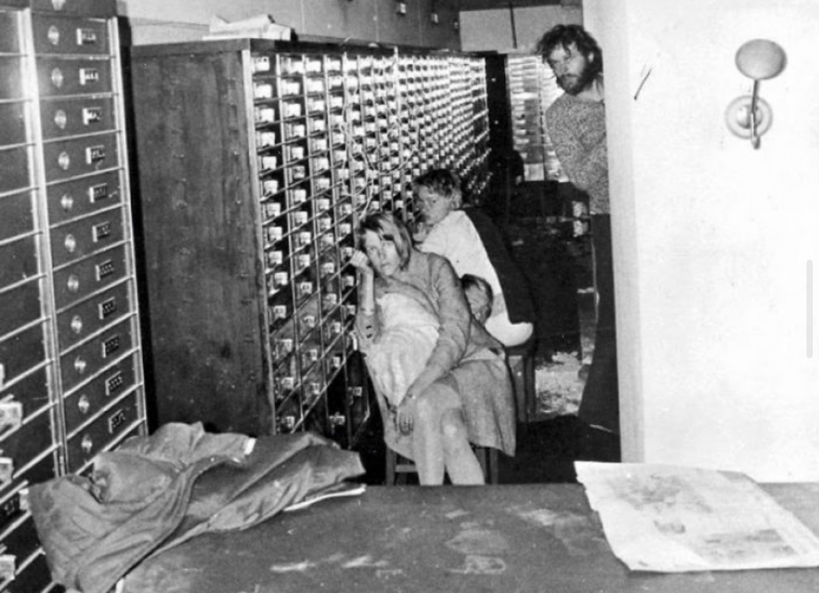 Заложники в хранилище [фото сделано через отверстие, которое полицейские проделали в потолке хранилища]. Источник: bigpicture.ru