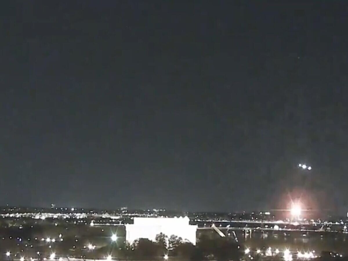    Момент столкновения вертолета и самолета в Вашингтоне© Viral Press