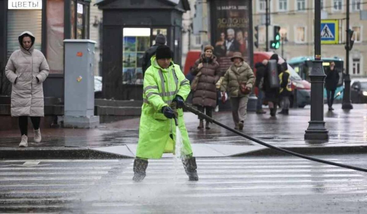     Мытье Невского проспекта. Источник: kp.ru Автор фото: Пресс-служба Комитета по благоустройству
