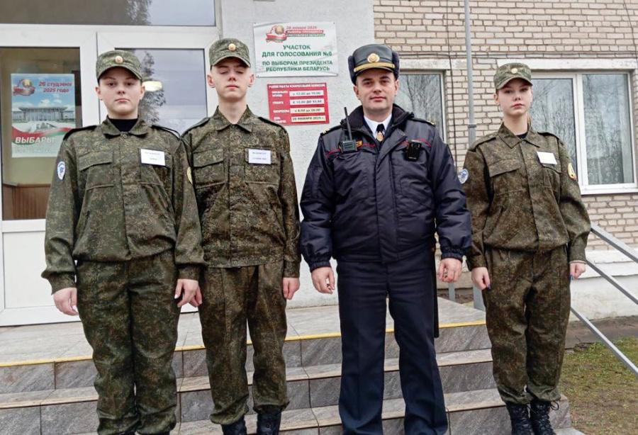     На Лесновском избирательном участке дежурят волонтеры Лесновской средней школы