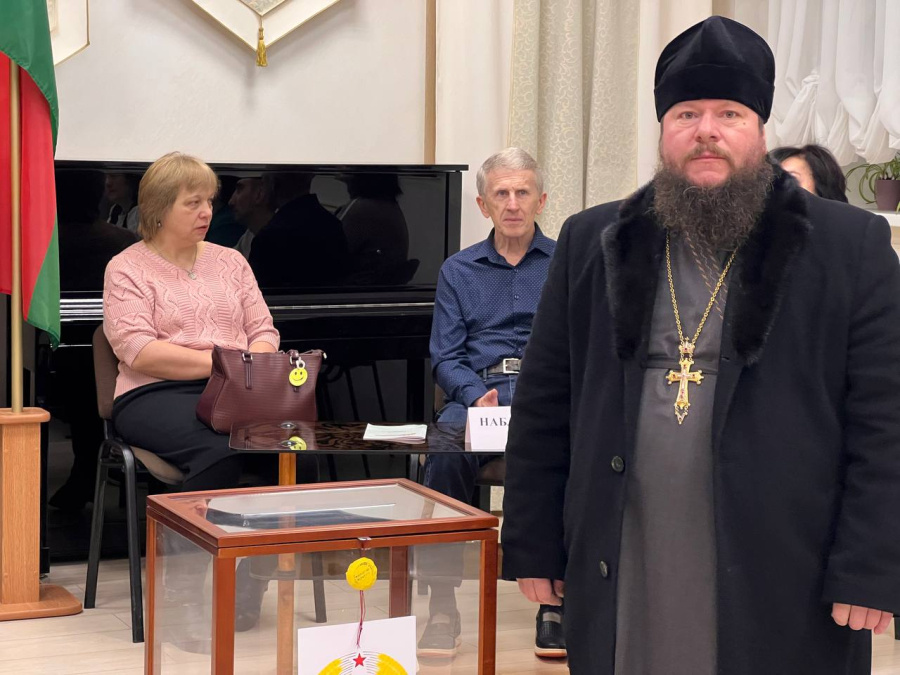     Протоиерей Сергий Чарный в основной день выборов пришел на Ленинский участок для голосования № 16