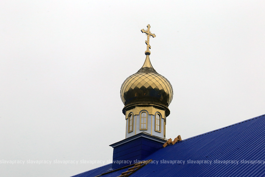     На храме Покрова Пресвятой Богородицы в аг. Потейки установили купол и венчающий его крест
